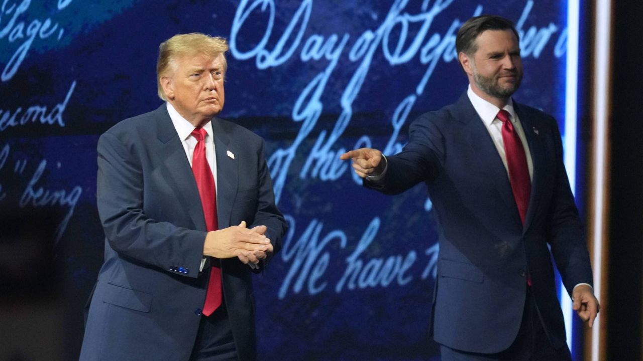 Trump vance ap 26254080332301 nat 0911